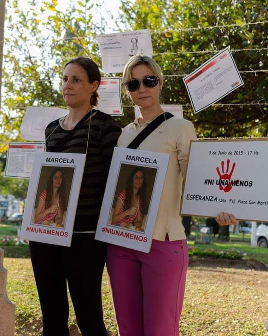 SIEMPRE PRESENTES. Las hermanas Roxana y Jaqueline Chiaro recuerdan a su hermana en las marchas de #Niunamenos que se realizan en Esperanza, su ciudad natal. la gaceta / foto de jorge olmos sgrosso 