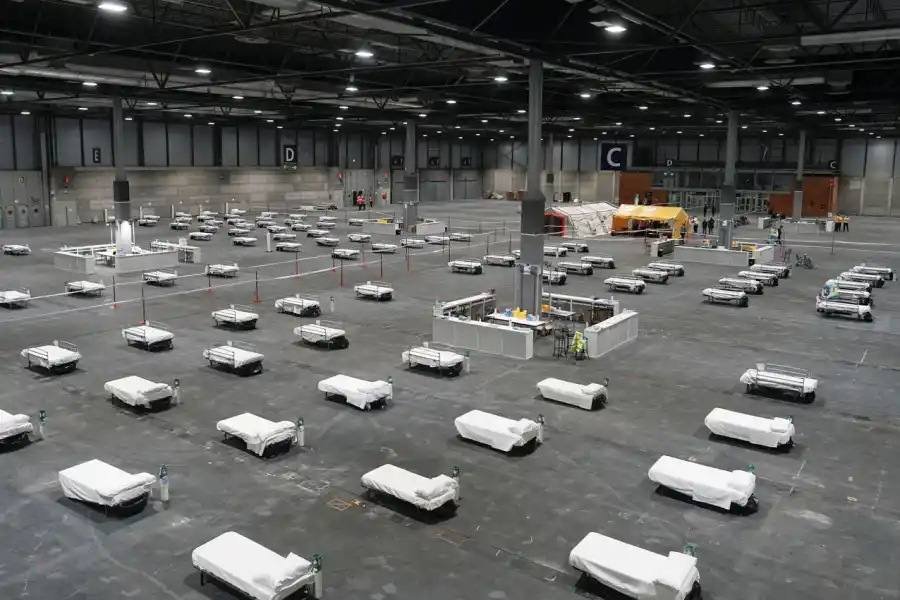 DESBORDADO. El sistema sanitario de España está colapsado y por eso acondicionaron un centro de convenciones, en Madrid, con capacidad para atender a 1.300 infectados.