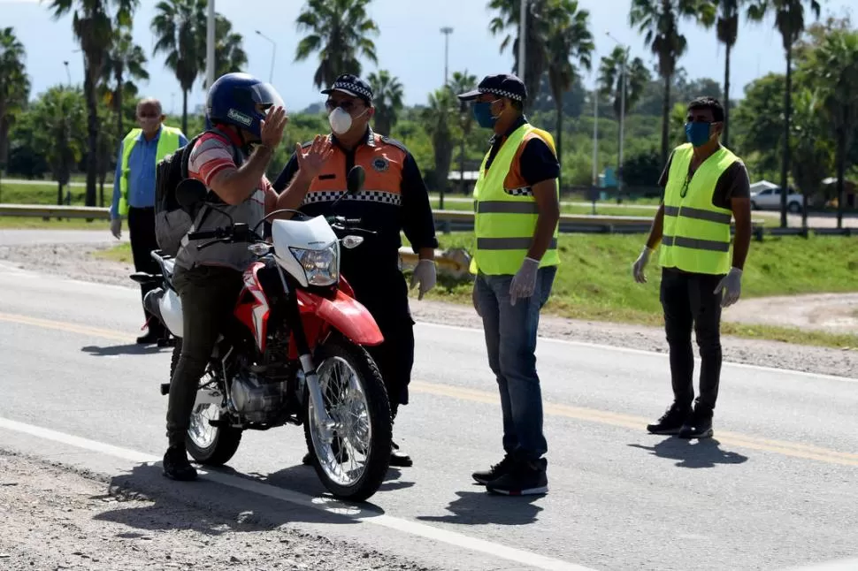 RESTRICCIONES. Efectivos impiden el paso a un motociclista durante la veda. LA GACETA / Foto de José Nuno