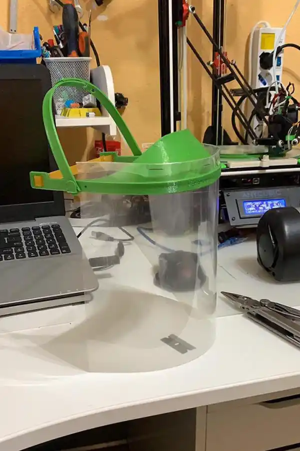 DESDE CASA. Los profesionales prevén que las máscaras se fabriquen descentralizadamente. 