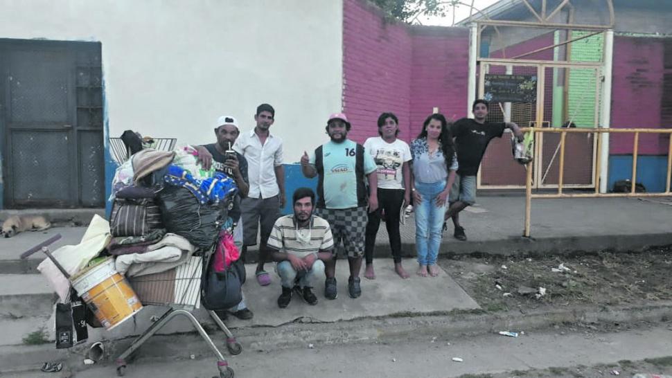 DESAMPARO Personas en situación de calle esperan en la vereda del club El Cruce que les den un lugar para permanecer estos días.