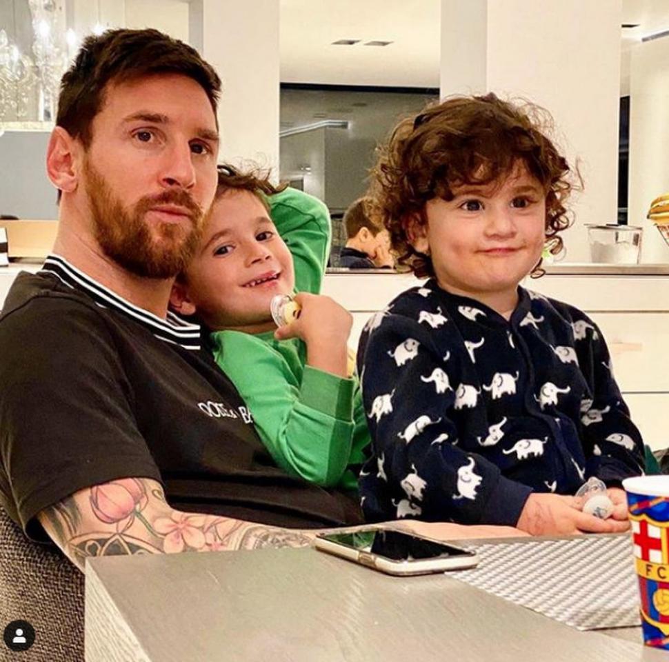 AISLADO CON LA FAMILIA. Messi debía sumarse hoy a la Selección para jugar las Eliminatorias. Sigue en Barcelona, cumpliendo con las medidas de prevención.