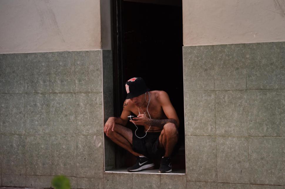 HASTA LA PUERTA. Escuchar música al aire libre, pero dentro de casa.