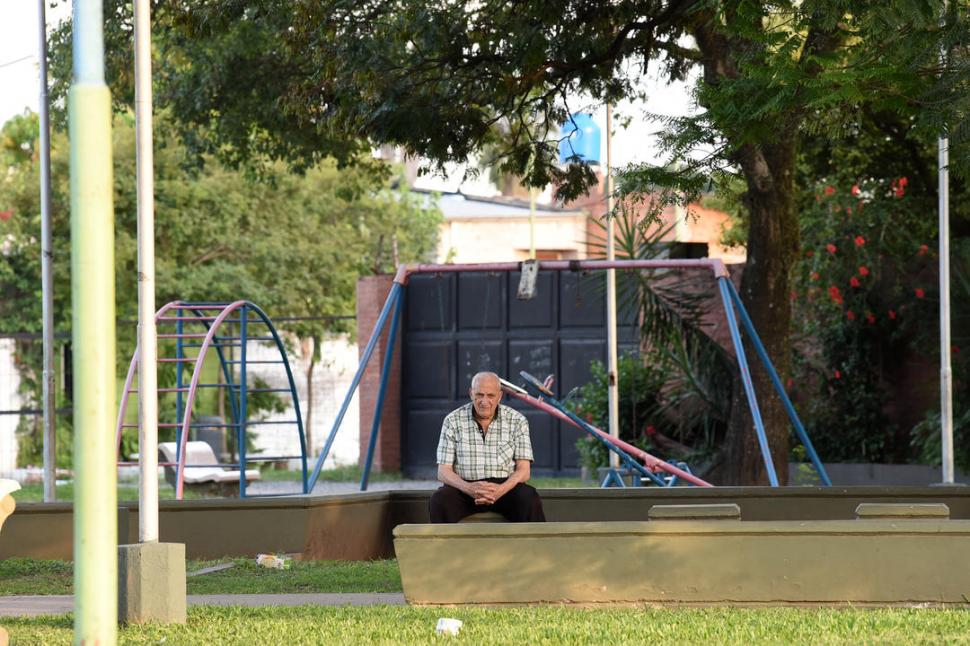 A PESAR DEL AISLAMIENTO. Un vecino salió a dar un paseo.