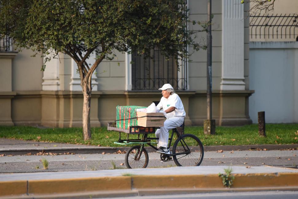 CON BARBIJO. Hubo quienes debieron trabajar a pesar de lacuarentena, pero usaron protección adecuada para evitar contagiarse.