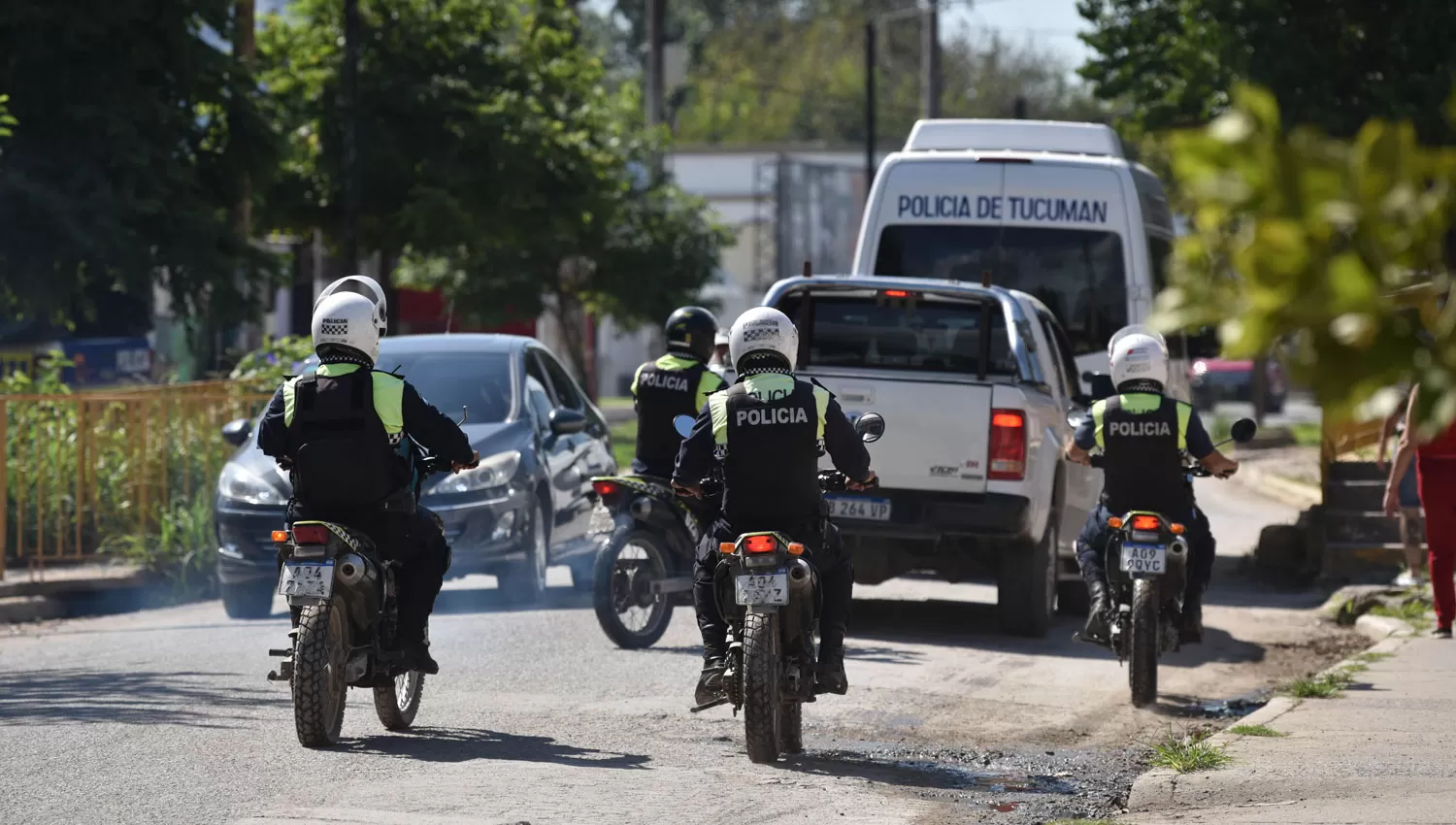 QUEDATE EN CASA. Fuerzas policiales patrullan las calles para hacer efectiva la medida impulsada por el Gobierno nacional.