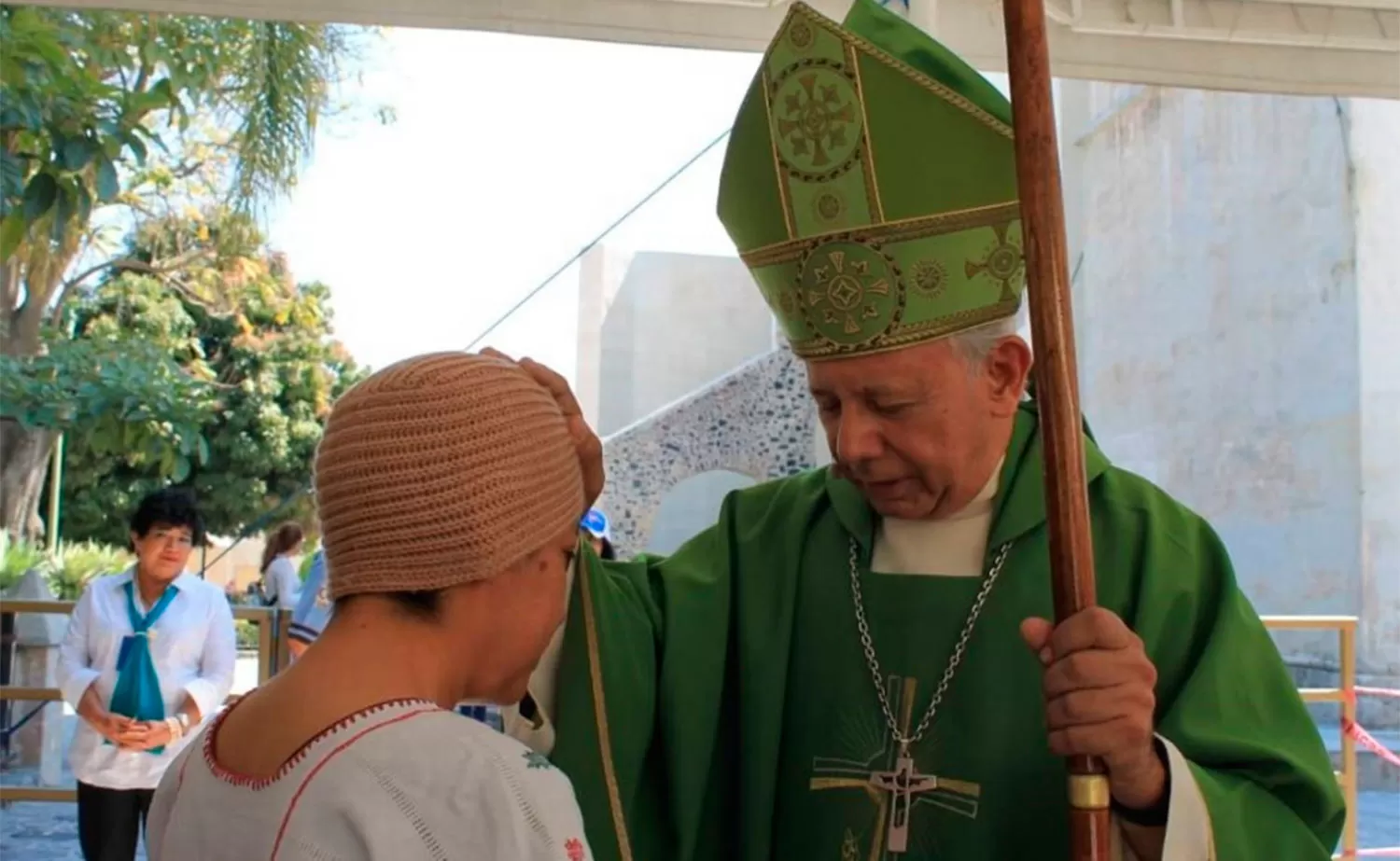 MÉXICO. El obispo Castro Castro bendice a una mujer.