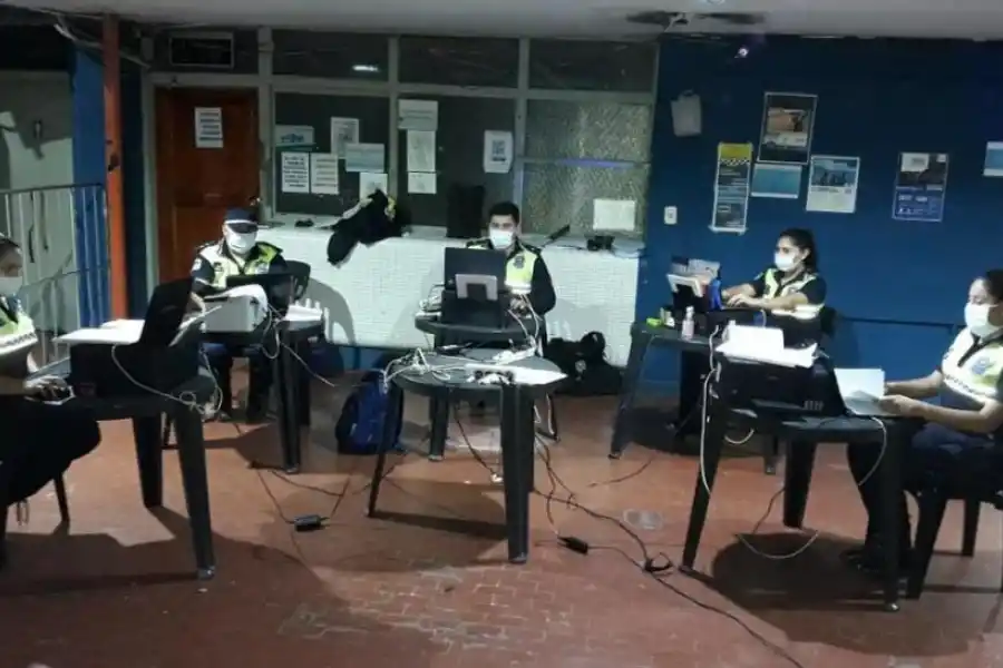 PREPARADOS. Los efectivos esperan para tomar los datos de los acusados.  