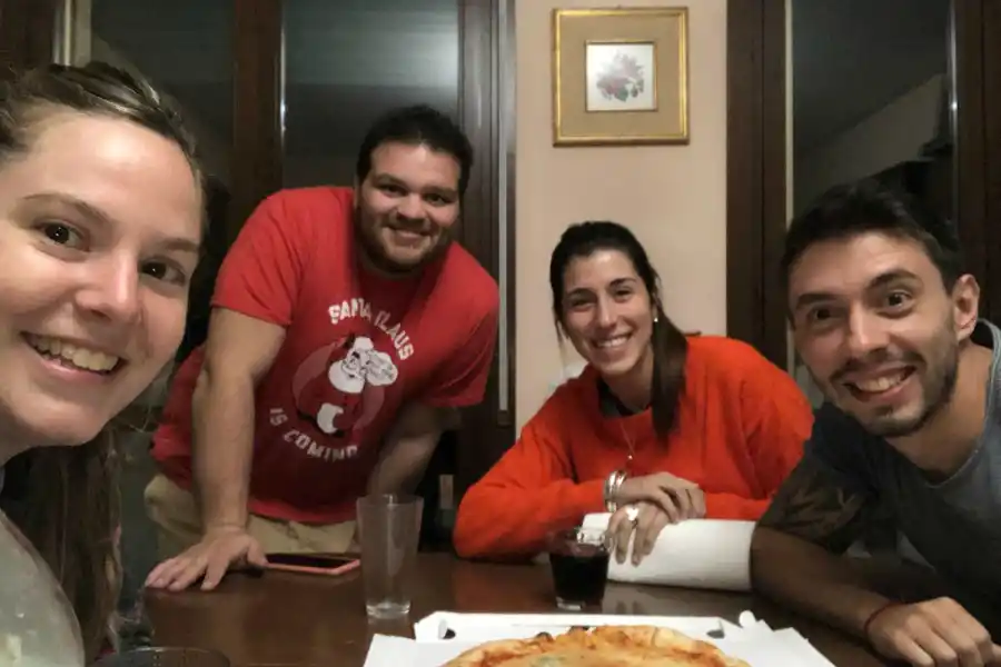 LA FAMILIA. Sofía, Miguel, Daniela y Santiago comparten un departamento mientras esperan avanzar con el trámite del pasaporte comunitario, hoy en el freezer.