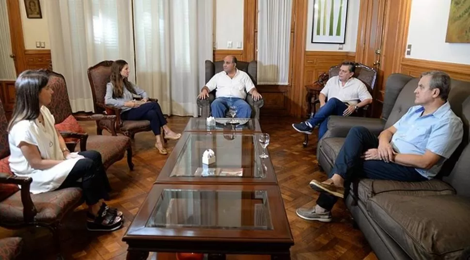 ENCUENTRO DE AUTORIDADES. El gobernador Manzur, la presidenta Sbdar, y los vocales Rodríguez Campos, Posse y Leiva. 