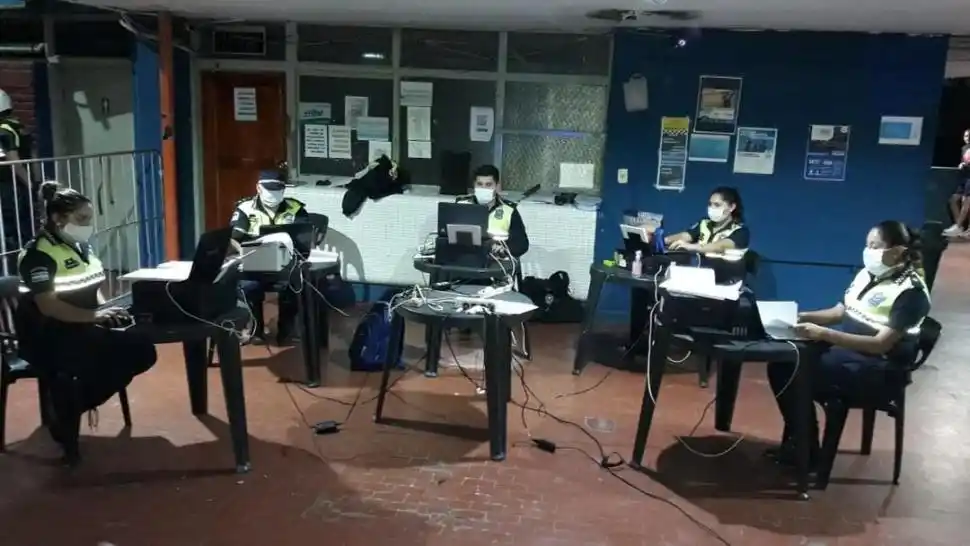 PREPARADOS. Los efectivos esperan para tomar los datos de los acusados.  