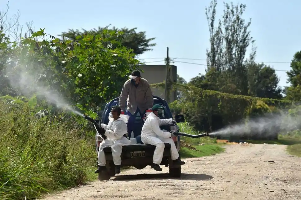OPERATIVO. Municipales fumigan barrios de Yerba buena, una ciudad con muchas zonas de riesgo.  