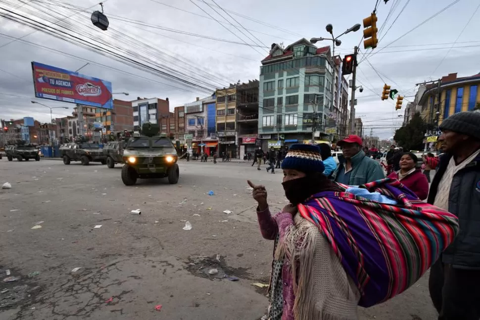POR LA FUERZA. Vehículos blindados patrullan las calles de El Alto, la populosa ciudad vecina a La Paz, con cerca de un millón de habitantes. reuters