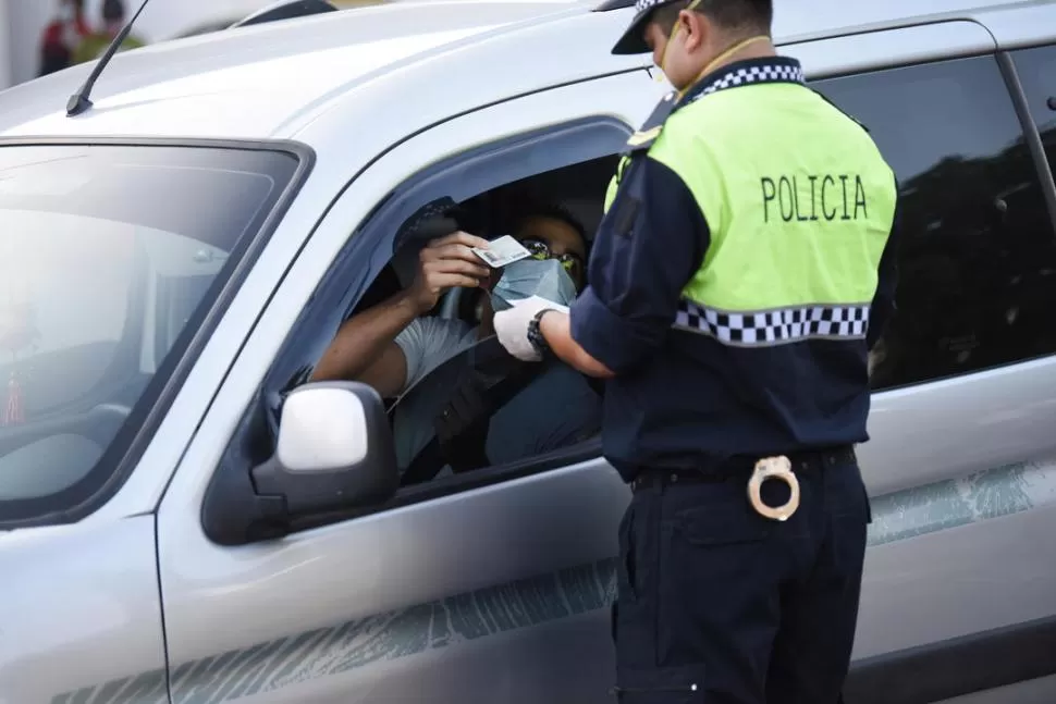 PREVENCIÓN OBLIGATORIA. Un policía controla a un conductor que circula a pesar de la orden de cuarentena. la gaceta / foto de analía jaramillo