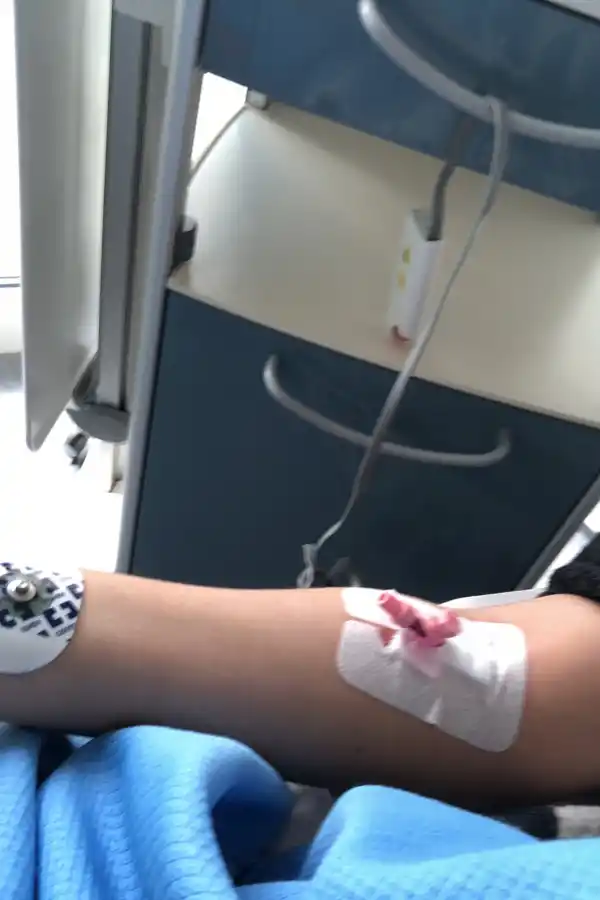 El brazo derecho de Agustina Mejail durante el examen de sangre.