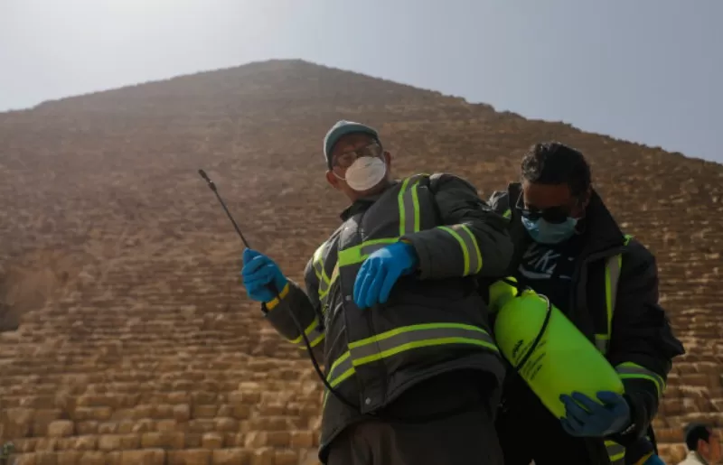 Fumigan las pirámides de Egipto por el coronavirus