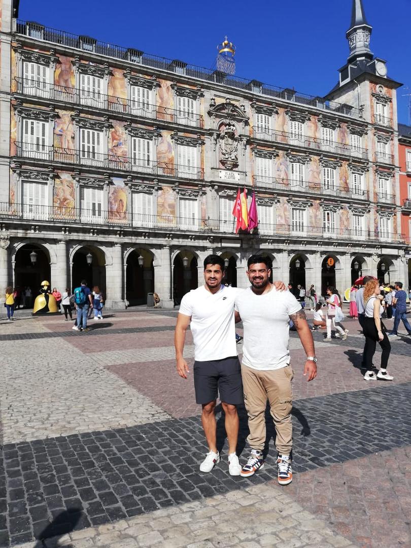 NUEVOS AIRES. Los hermanos González, en la Plaza Mayor de Madrid. Nacieron, crecieron y estudiaron juntos; ahora comparten también la experiencia profesional.