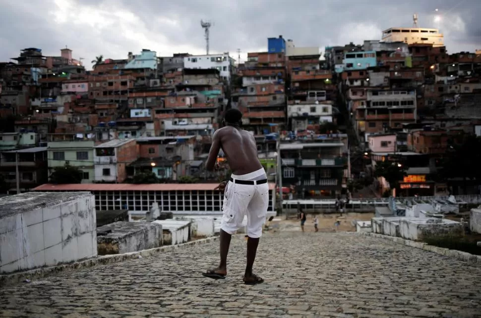 PELIGRO. Alrededor de quinta parte de la población urbana de América Latina vive en barrios marginales.  reuters