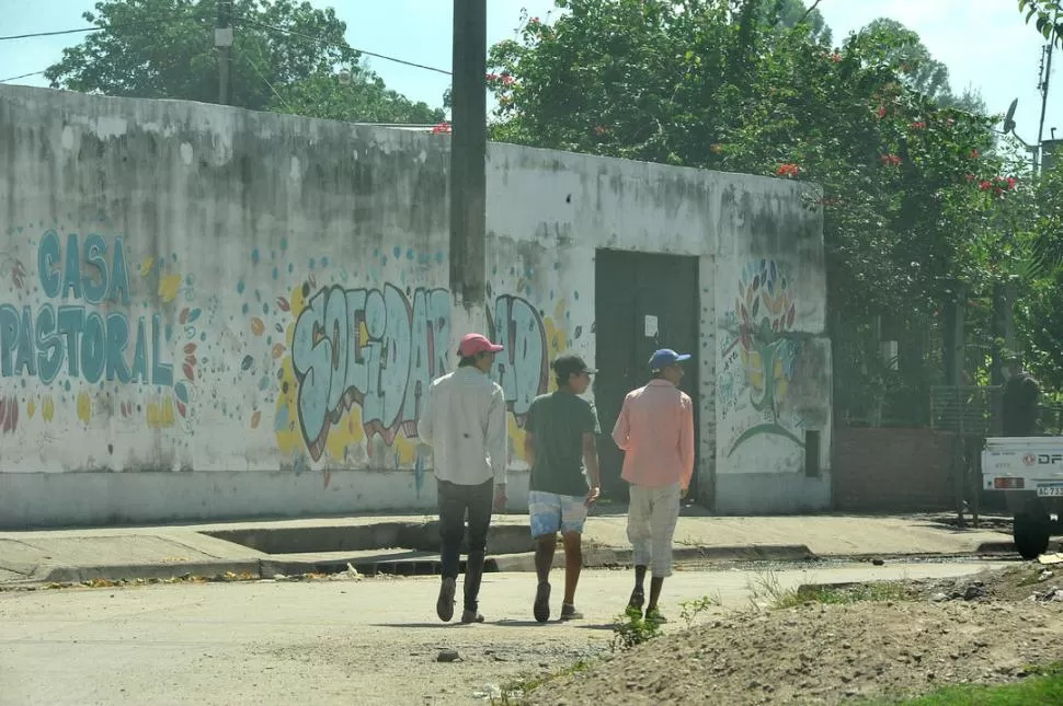 EN LA CALLE. Tres chicos caminan hasta un kiosco en el barrio, ajenos a las recomendaciones del Siprosa.  la gaceta / Fotos de antonio ferroni