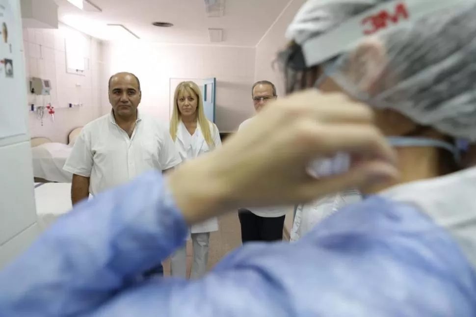 EN LA COCHA. El gobernador Juan Manzur recorre los hospitales del interior en compañía de la ministra de Salud, Rossana Chahla. twitter @JuanManzurOK