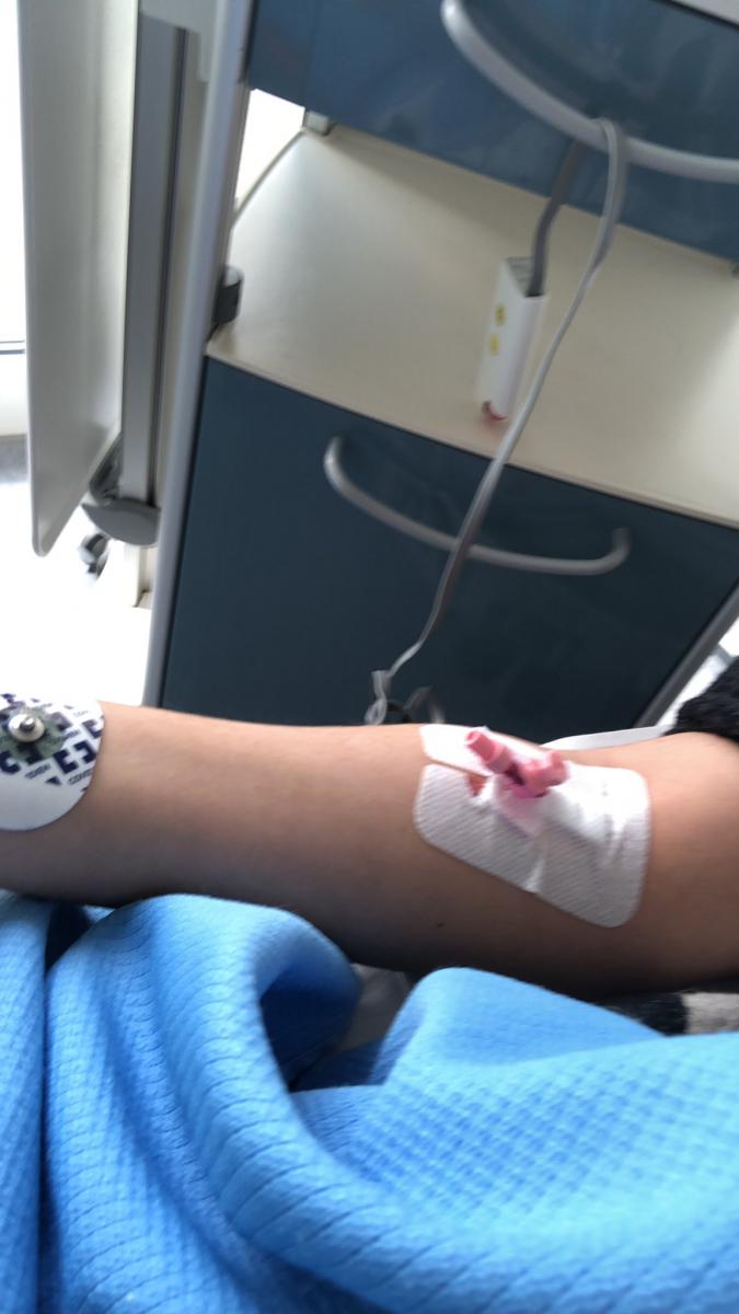 El brazo derecho de Agustina Mejail durante el examen de sangre.