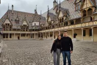 Una pareja tucumana resiste al coronavirus en Beaune, el pueblo francés conocido por sus vinos 