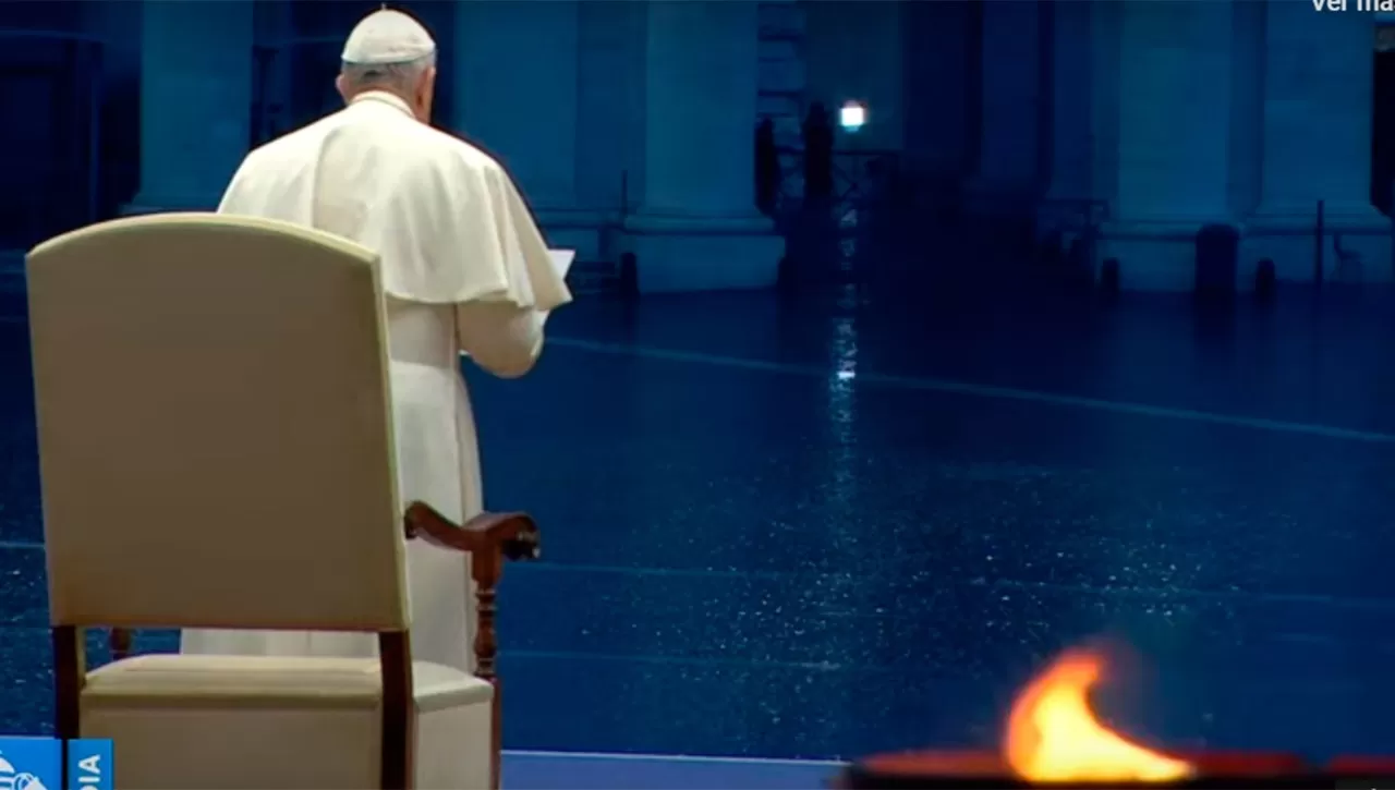 El Papa bendijo al mundo desde la vacía Plaza de San Pedro: en esta tormenta estamos todos