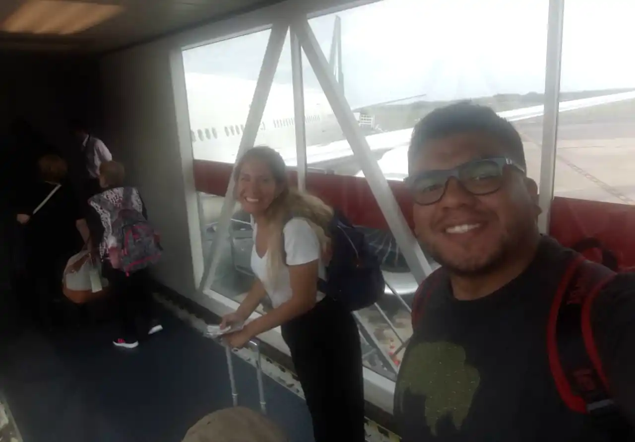 EL VIAJE. La pareja antes de embarcarse rumbo a Buenos Aires. Después siguió Roma, París y recién Madrid.