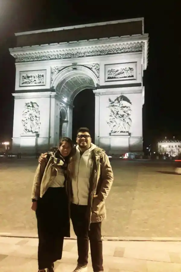 LUNA DE MIEL. En tiempos de coronavirus, lo único que pudo hacer la pareja es pasar medio día en París. Después, cuarentena total.