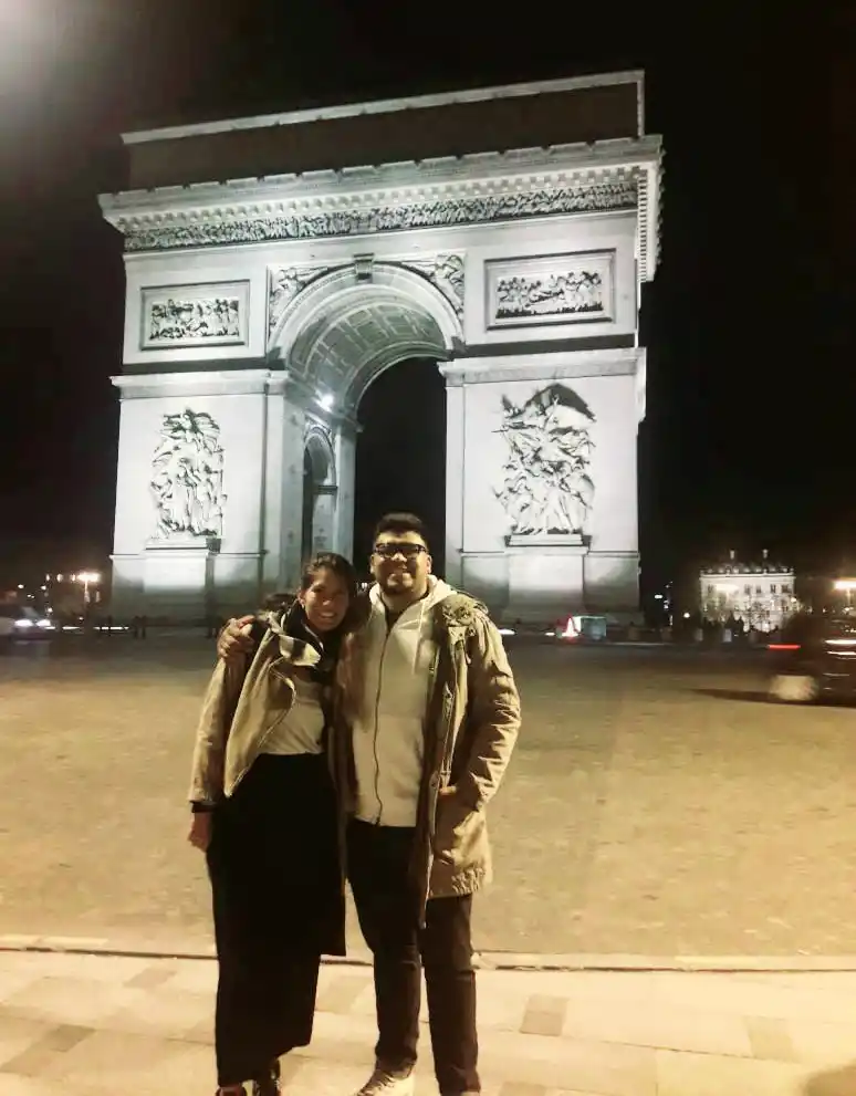 LUNA DE MIEL. En tiempos de coronavirus, lo único que pudo hacer la pareja es pasar medio día en París. Después, cuarentena total.