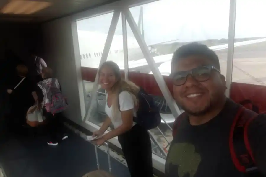 EL VIAJE. La pareja antes de embarcarse rumbo a Buenos Aires. Después siguió Roma, París y recién Madrid.