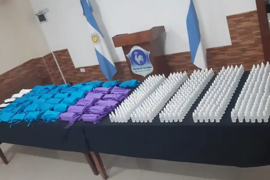 Gesto solidario: policías retirados donaron barbijos y alcohol en gel para los efectivos que realizan los controles