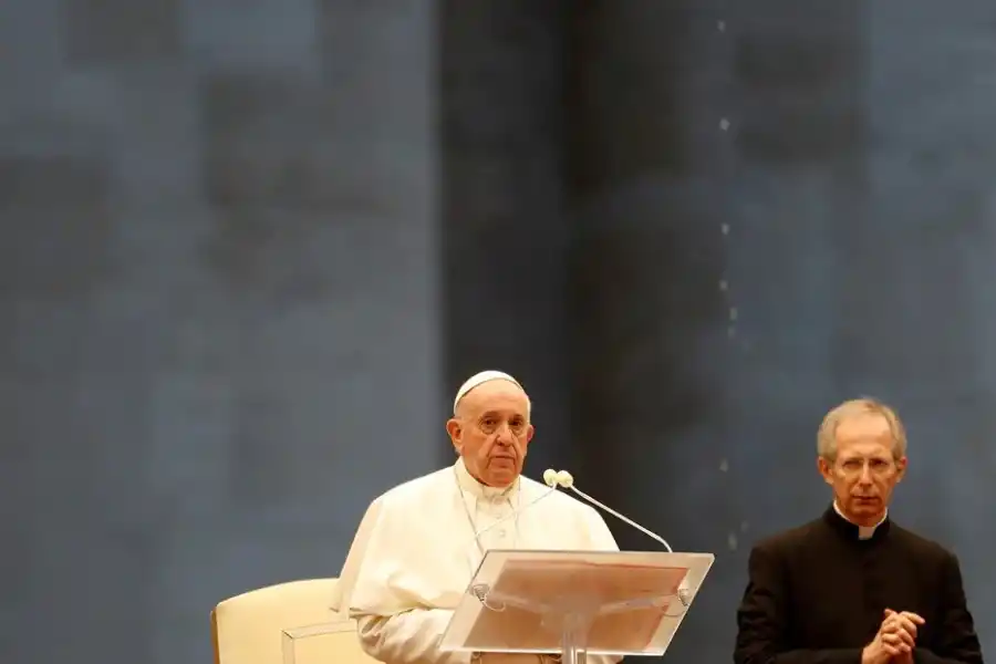El Papa bendijo al mundo desde la vacía Plaza de San Pedro: en esta tormenta estamos todos
