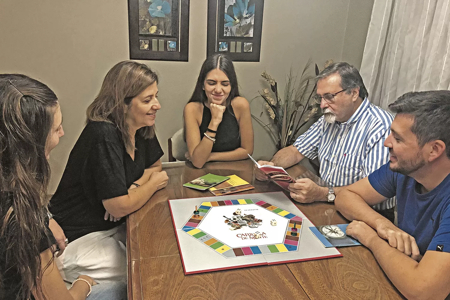 EL PREFERIDO DE TODOS. Sánchez Matías y su familia se reúnen en los momentos libres para poner a prueba sus conocimientos en el famoso juego “Carrera de mente”.
