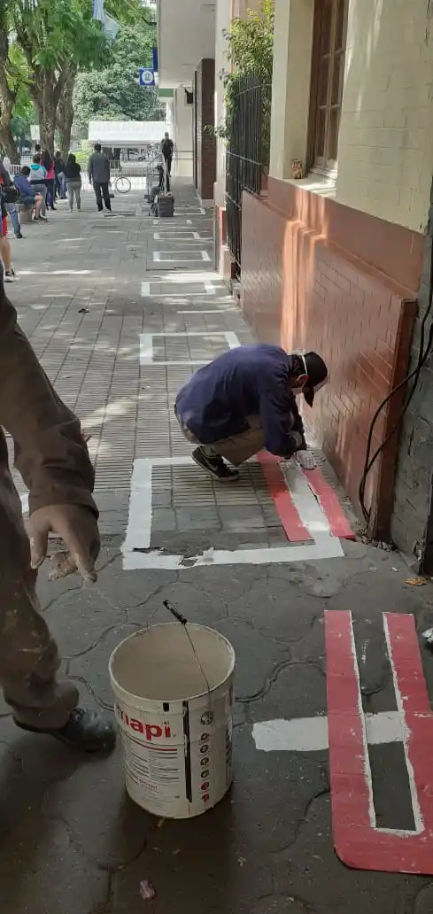 Señalización para turno de espera en la fila de los cajeros automáticos.