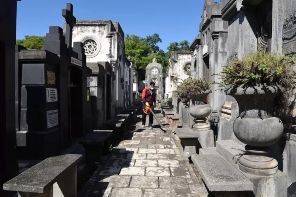 ¿Se puede hacer visitas a los cementerios de la Capital?