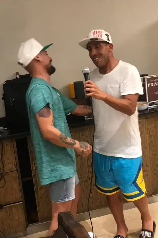 RECUERDO. Walter posó junto a un mural de Tevez, en el que está besando la camiseta argentina.