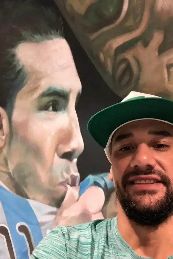 FELICES. Las sonrisas del músico y del futbolista marcan lo que significó el encuentro casi familiar que tuvieron. 