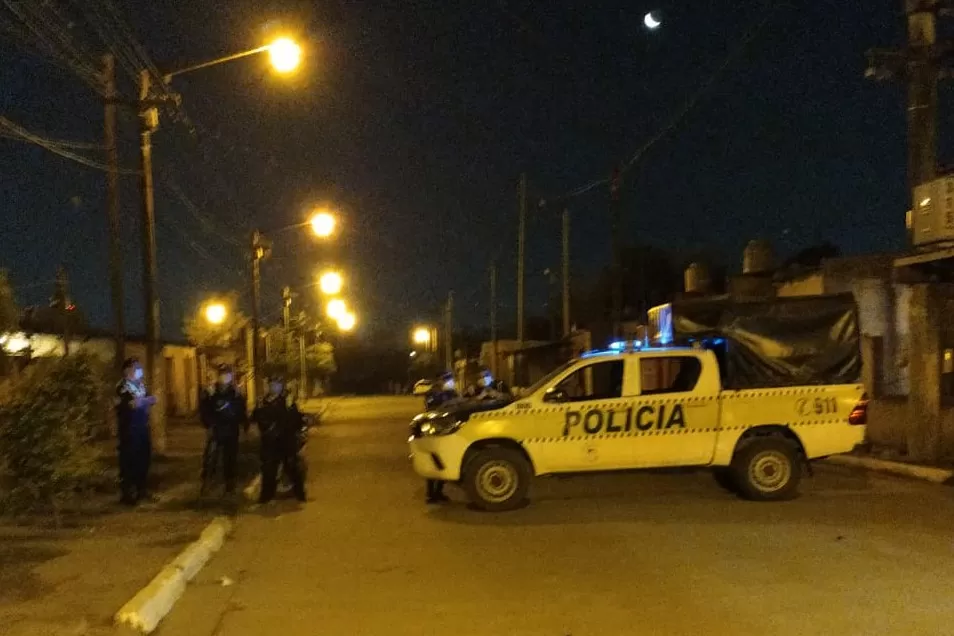 BARRIO ANTENA. Varios móviles policiales se acercaron al domicilio de la mujer.