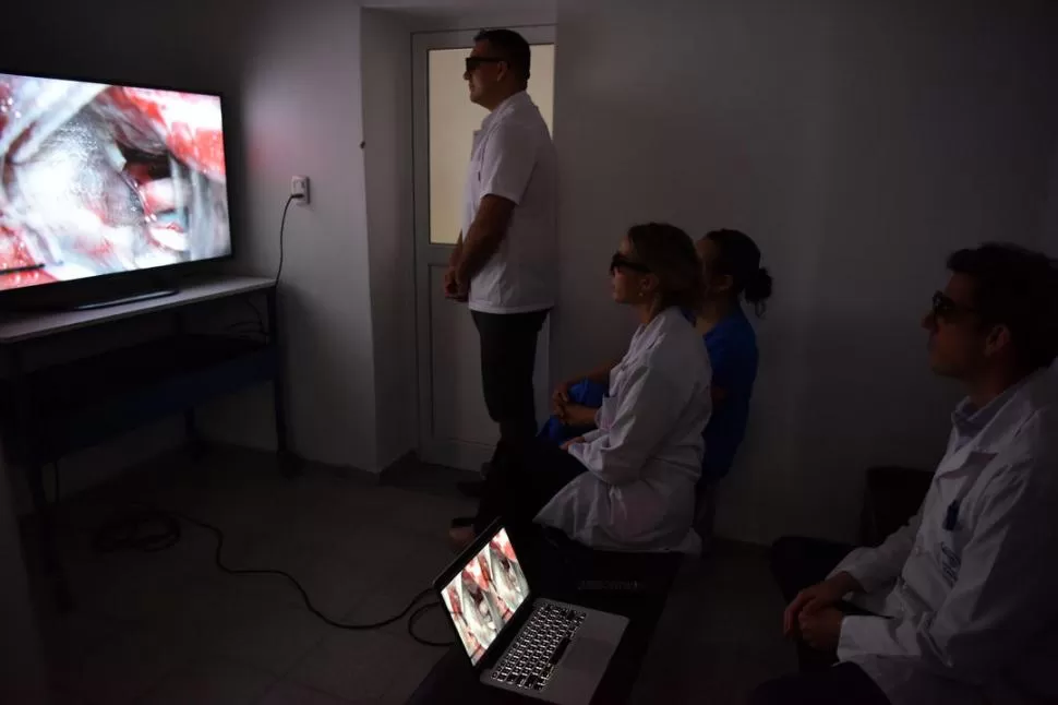 IMÁGENES 3D. Campero (derecha) muestra imágenes grabadas por el dispositivo a sus colegas. 