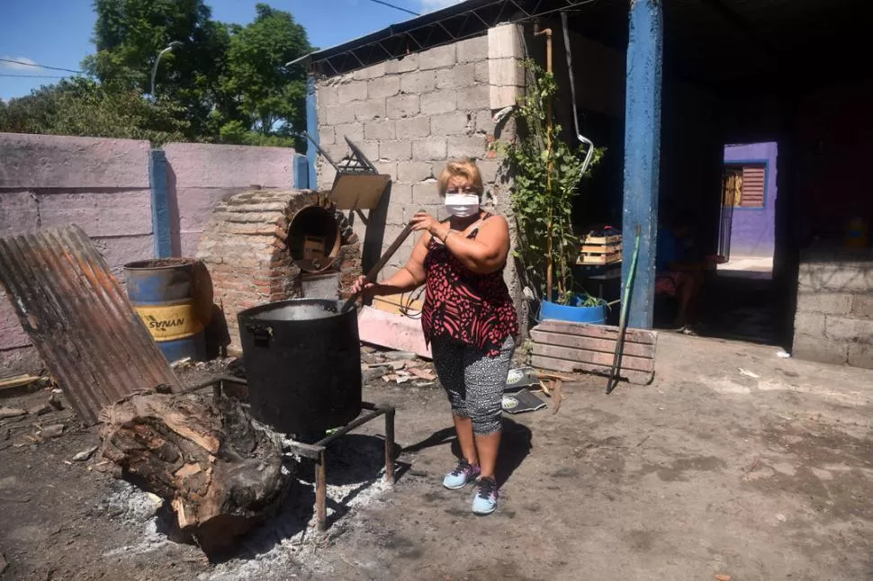 OLLA AL FUEGO. María, como todas las cocineras, preparan los alimentos con barbijos a raíz de la cuarentena. la gaceta / foto de Inés Quinteros Orio