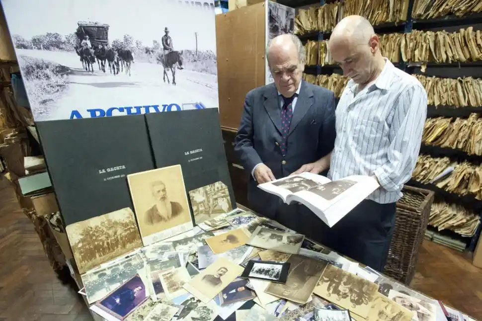 EL EDITOR. Páez de la Torre y Sebastián Rosso le dan la aprobación a un libro terminado.