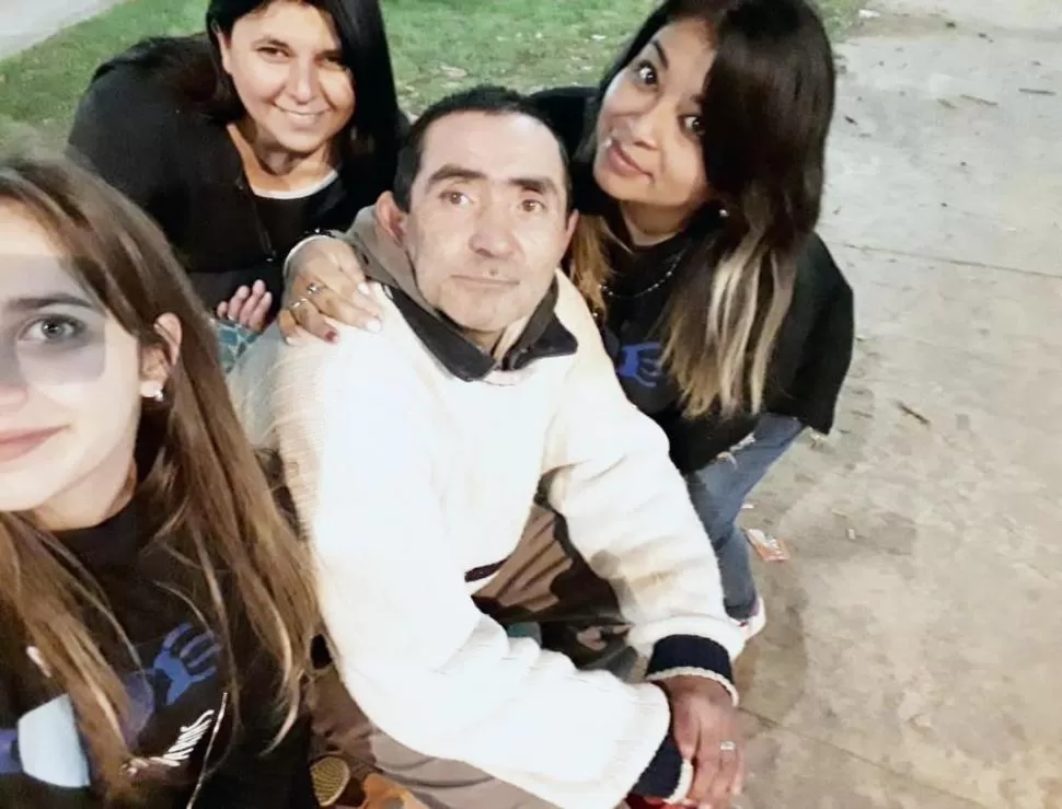LA FAMILIA COMPLETA. Los padres de Noemí Córdoba, y ella en brazos de su hermano. Arriba, a la derecha Nuni en una de las rondas.  
