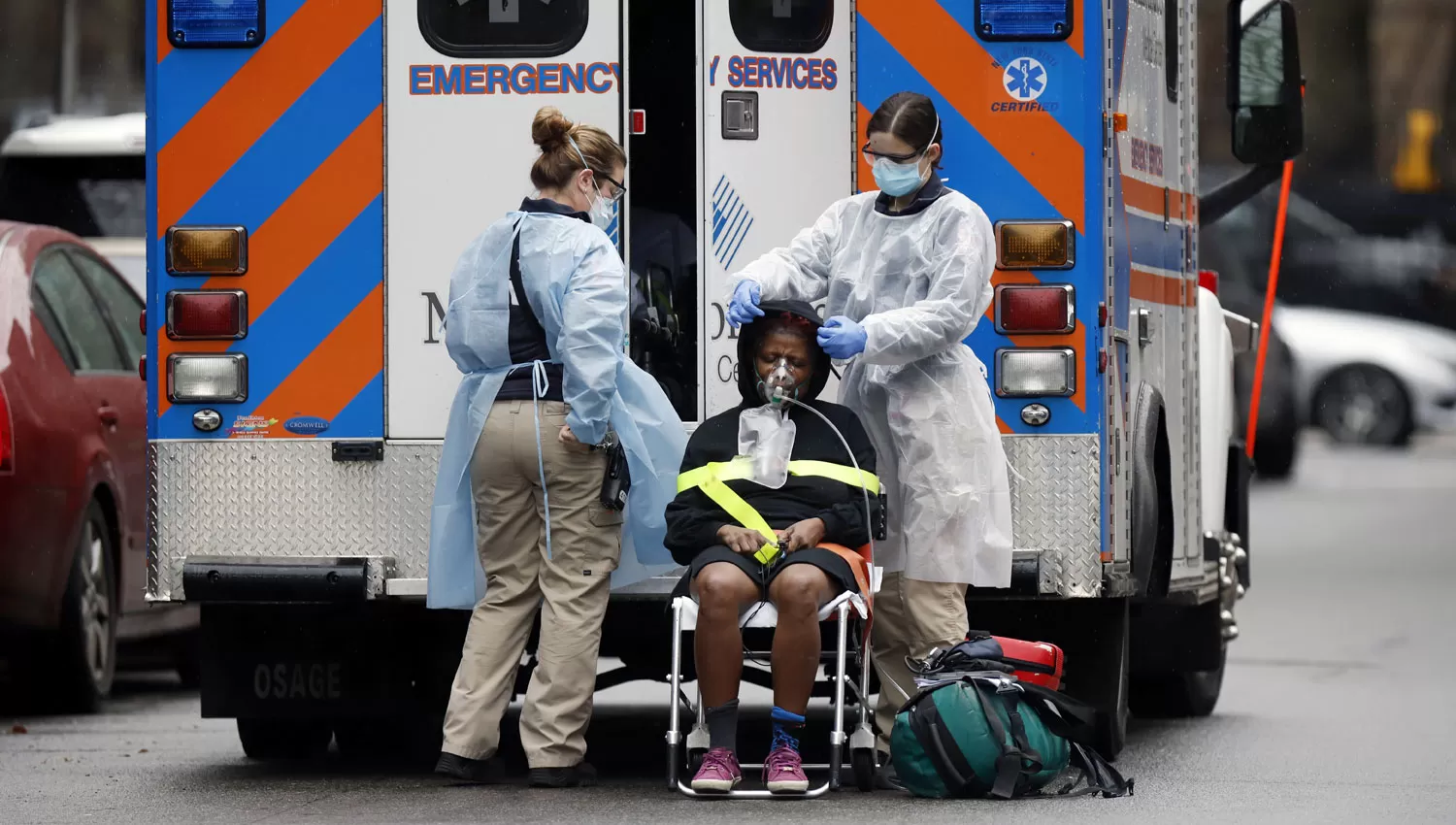 ASISTENCIA. Una mujer baja de una ambulancia para ser internada en un hospital de Nueva York.