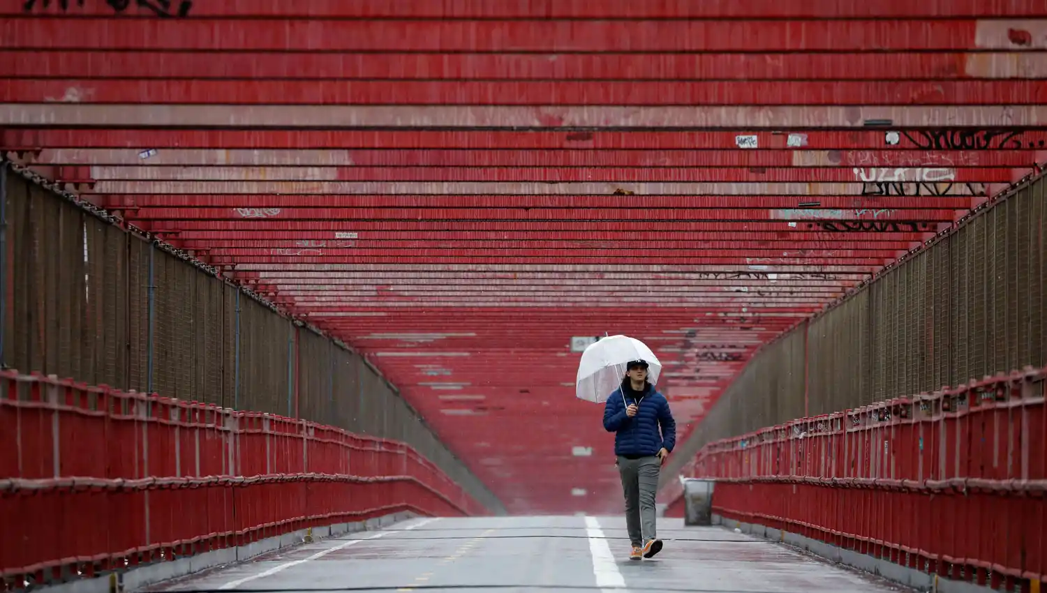 EN SOLEDAD. Un hombre camina por el puente de Williamsburg, que une ese barrio de Brooklym con Manhattan.