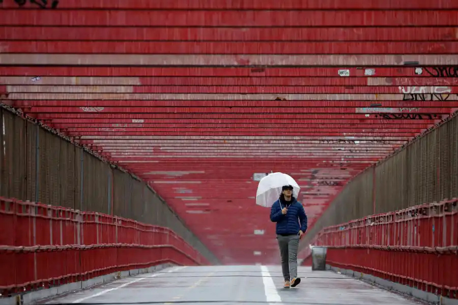 EN SOLEDAD. Un hombre camina por el puente de Williamsburg, que une ese barrio de Brooklym con Manhattan.