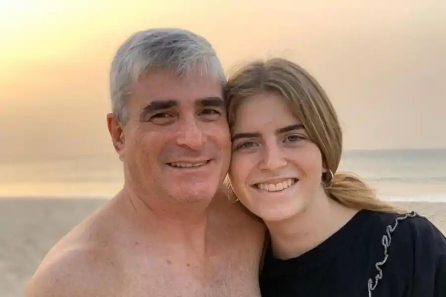 Ricardo Laudani con una de sus hijas. 