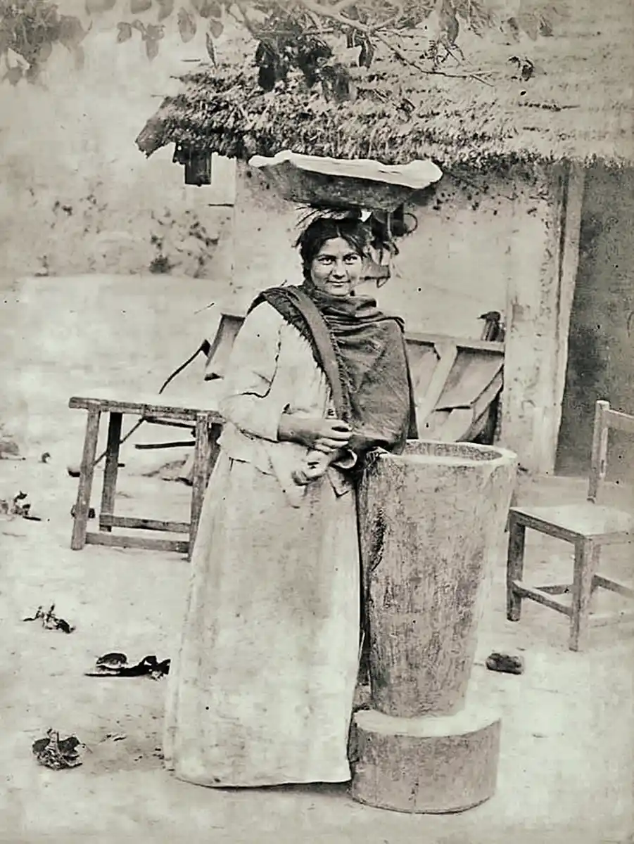 Empanadera tucumana, en una foto perteneciente al Archivo General de la Nación. Desde los arrabales al centro, por las calles de Tucumán, circulaban todo el tiempo vendedores ambulantes de los más diversos rubros.
