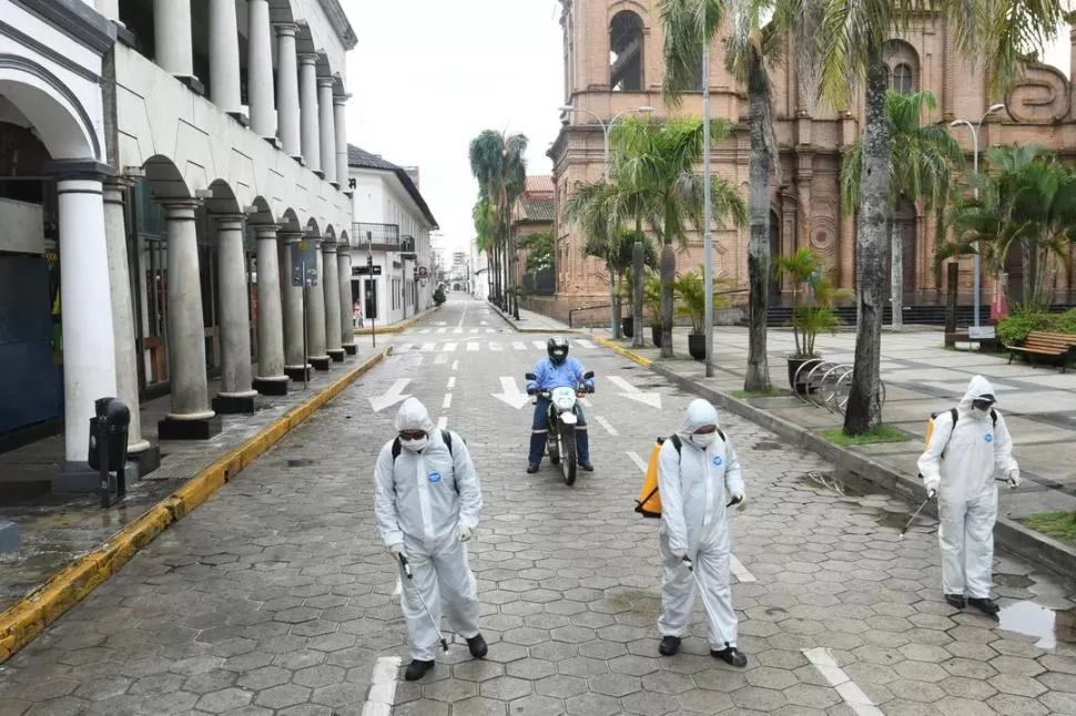 SANTA CRUZ DE LA SIERRA. Desinfección en una calle desierta. Reuters