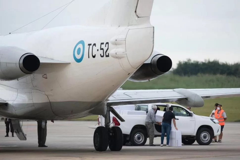 RECEPCIÓN. Trabajadores del Ministerio de Salud y el aeropuerto provinciales descargan seis respiradores de un avión de la Fuerza Aérea. 